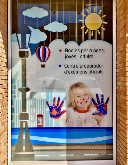 Una alumna amb les mans pintades de vermell i blau, a l'aparador de l'acadèmia