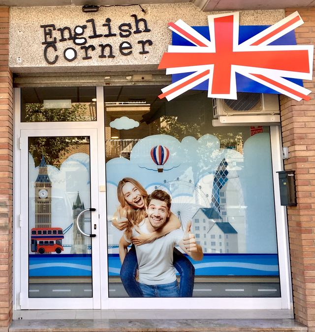 L'entrada d'English Corner al carrer Manresa, amb el rètol i la bandera britànica